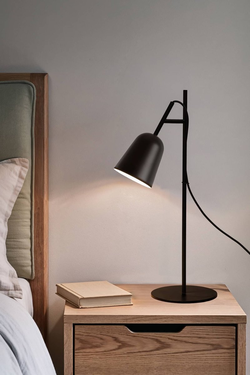 Studio 55cm Svart skrivbordslampa från Faro Barcelona - Lampans signum &auml;r den dekorativa kabelkl&auml;mman formad som en tr&auml;dgren, en unik detalj som tillf&ouml;r karakt&auml;r.