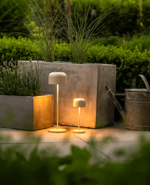 Lille 36cm Sand portabel från Konstsmide - Lille &auml;r en stilren uppladdningsbar bordslampa av aluminium f&ouml;r utomhusbruk.