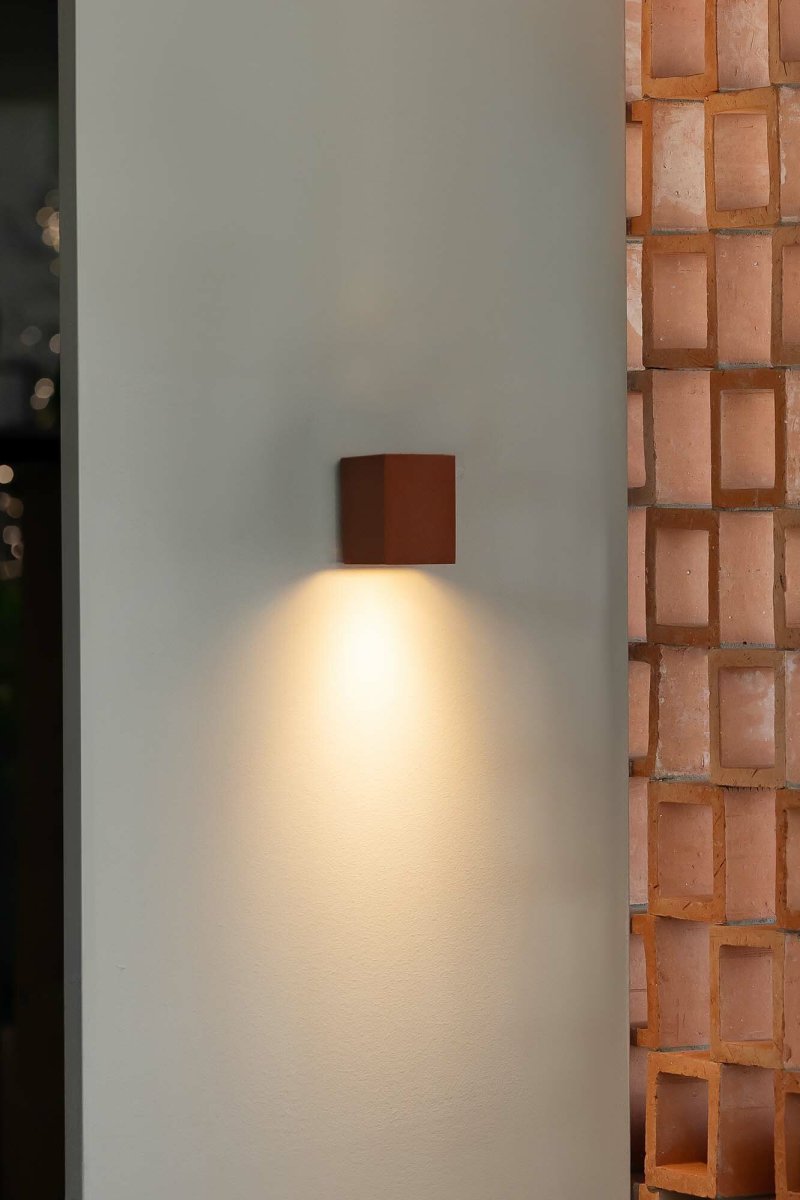 Lune 10cm Terracotta vägglampa från Faro Barcelona - Lune &auml;r en kvadratisk v&auml;gglampa med sl&auml;t terracotta finish som passar perfekt i hallar, korridorer och andra genomg&aring;ngsutrymmen.
