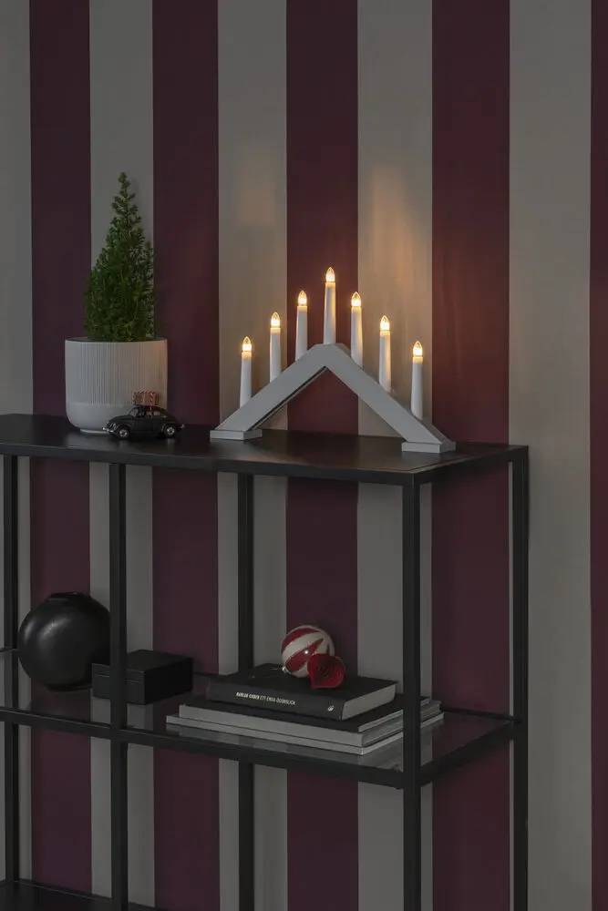 Elljusstake 7ljus Mattbeige från Konstsmide - Ge ditt hem en tidl&ouml;s och stilren julk&auml;nsla med denna eleganta adventsljusstake i tr&auml; och mattbeige finish.
