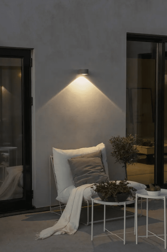 Gela 10cm Vit utelampa från Konstsmide - Gela &auml;r en modern v&auml;gglampa med stilren design.