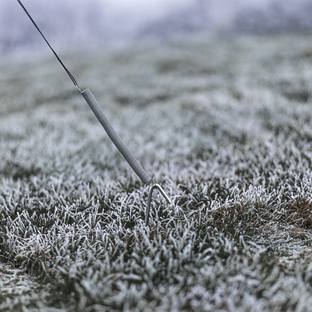 Flaggstångsslinga varmvit 5m Svart från Konstsmide - Flaggst&aring;ngsslinga med 5 slingor och 100 frostade varmvita LED-lampor som skapar ett elegant, vintrigt sken.