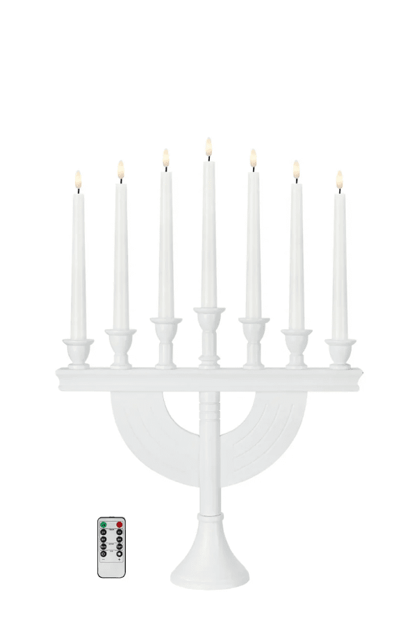 Torpa 7L Vit från Markslöjd - Torpa &auml;r en st&auml;mningsfull sjuarmad adventsljusstake i vitm&aring;lat tr&auml; med klassisk och tidl&ouml;s design.