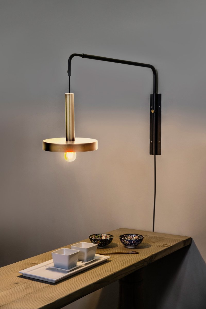 Whizz 70cm Guld vägglampa från Faro Barcelona - Whizz &auml;r en designserie av Christoph Friedrich Wagner som kombinerar modern estetik med exklusiva materialval.