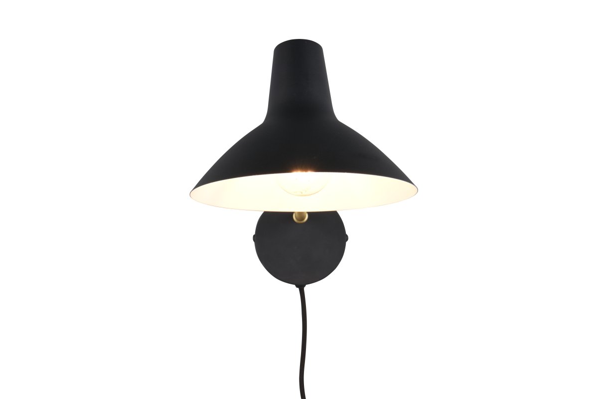 Traveller 38cm Svart vägglampa från Trio Lighting - Den svarta f&auml;rgen och armen i matt m&auml;ssing ger ett elegant uttryck som passar i m&aring;nga inredningsstilar.