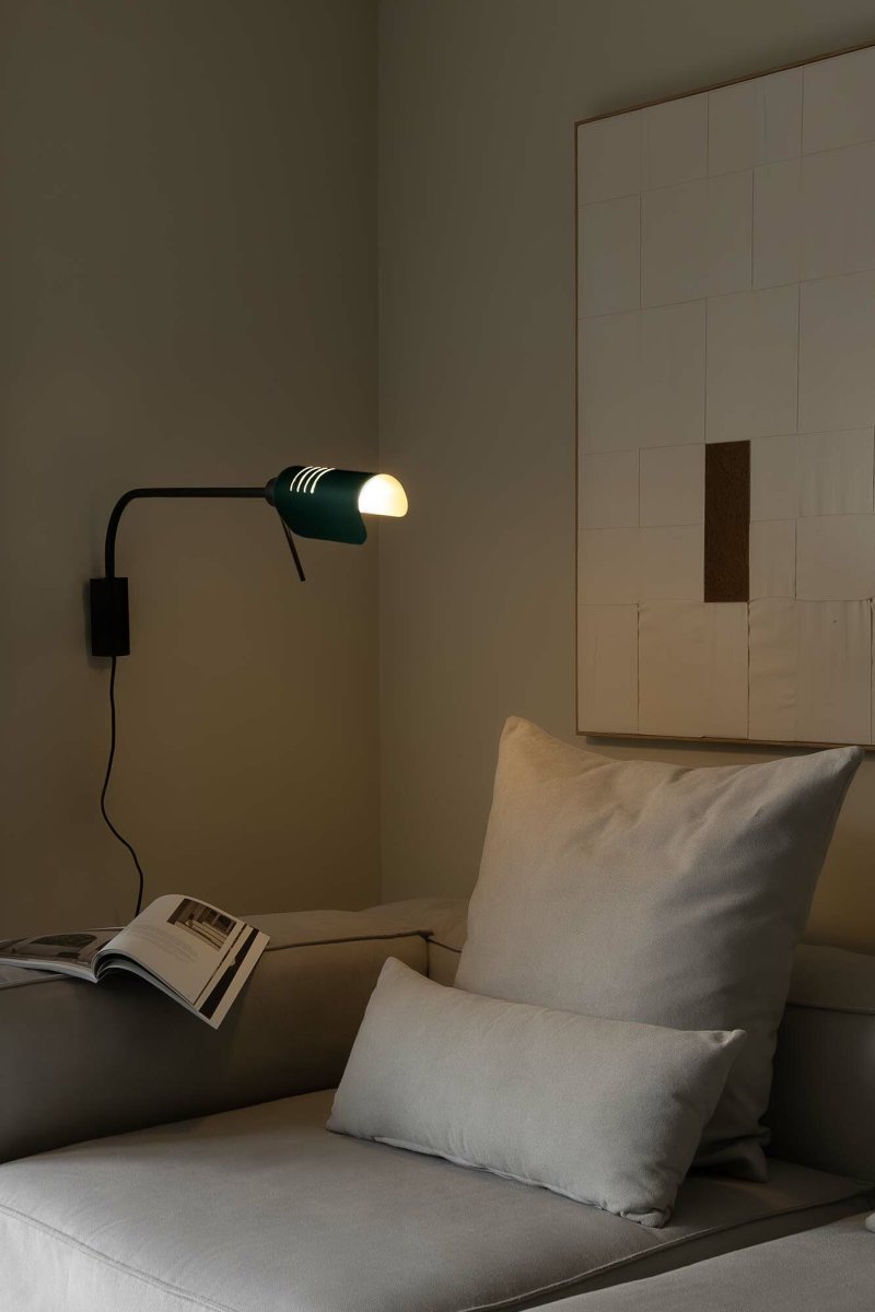 Martinica 85cm Svart läslampa från Faro Barcelona - Inspirerad av retrodesign, men med en friare form, kombinerar Martinica stil och flexibilitet p&aring; ett lekfullt s&auml;tt.