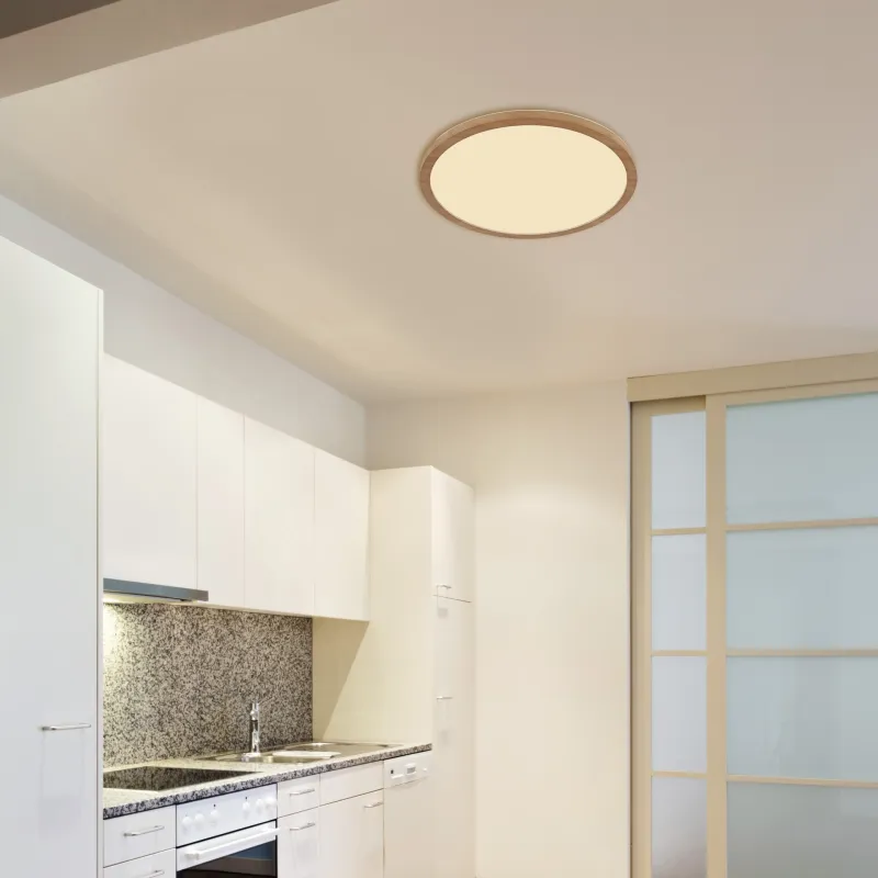 Sapana Ø42 Trä badrumslampa från Globo Lighting - Lampan &auml;r tillverkad av tr&auml;inspirerad och vit plast, vilket ger ett mjukt och bl&auml;ndfritt ljus.