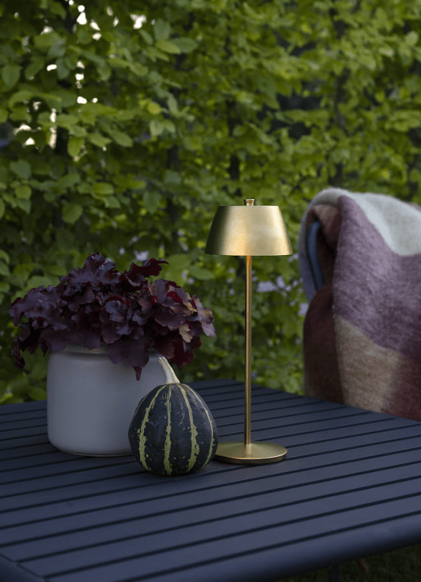 Èze 32cm Matt guld portabel från Konstsmide - Lampan &auml;r utrustad med touchdimmer s&aring; du kan justera ljusstyrkan och f&auml;rgtemperaturen fr&aring;n varmgult ljus till varmvitt ljus.