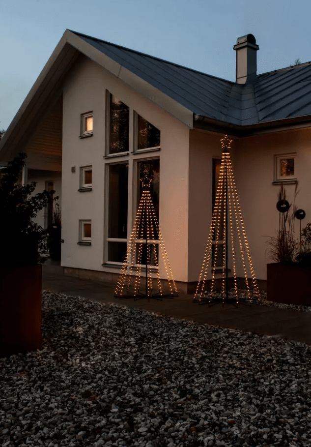 Julgran i metall 1,8m Svart från Konstsmide - Denna julgran i metall med stj&auml;rna och integrerad LED-belysning &auml;r en stilfull och modern tolkning av den klassiska julgranen.