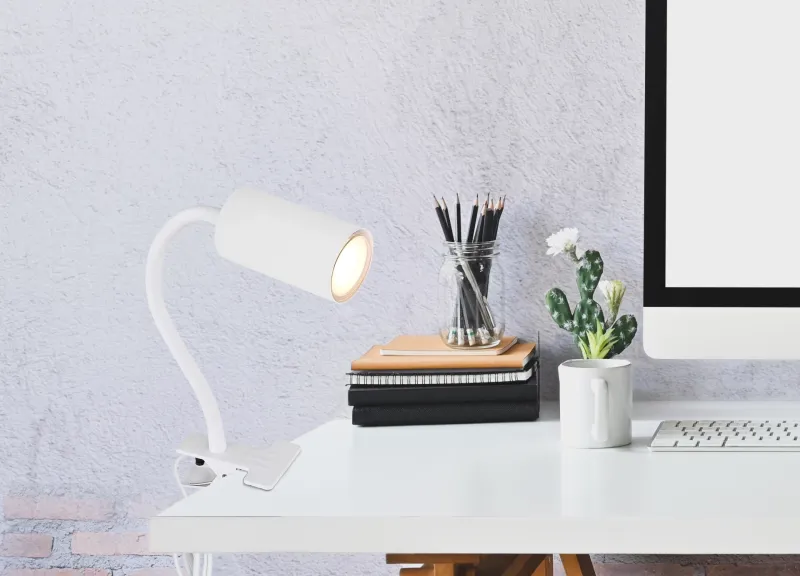 Robby Vit klämlampa från Globo Lighting - Den lilla klassiska kl&auml;mlampan Robby kombinerar stil och funktion med sin design i vit metall.