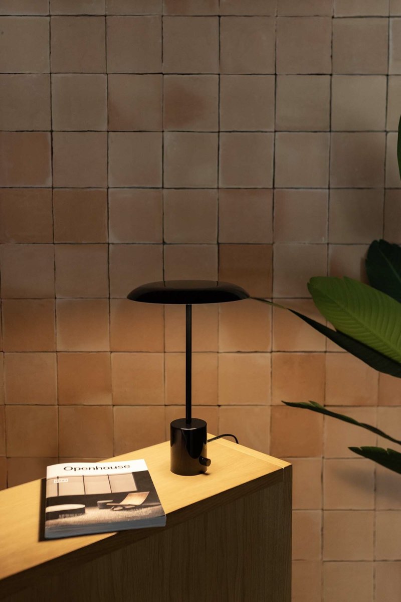Hoshi 40cm Svart bordslampa från Faro Barcelona - Den blanka svarta finishen ger ett uttryck fullt av karakt&auml;r och elegans &ndash; perfekt som stilren detalj i b&aring;de moderna och klassiska milj&ouml;er.