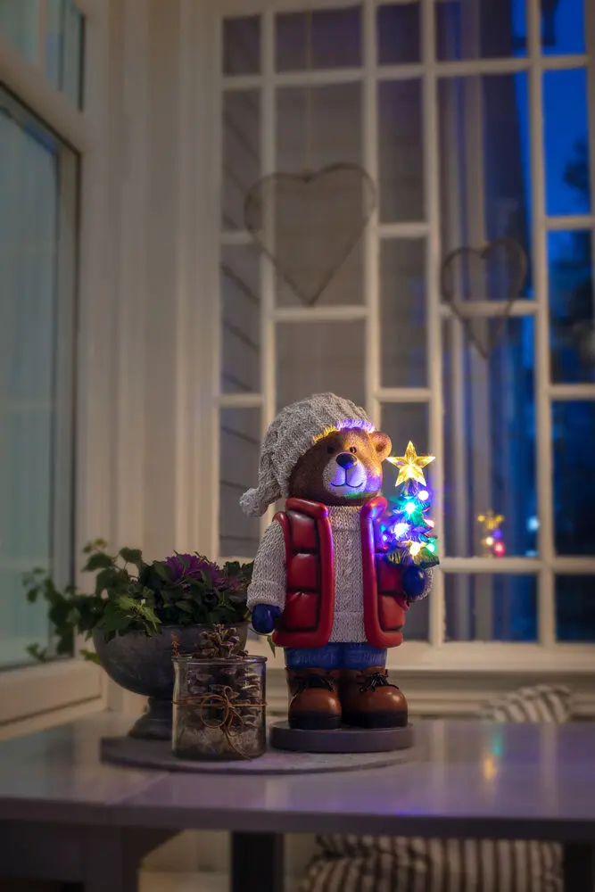 Liten teddybjörn 38cm Flerfärgad från Konstsmide - Batteridriven (5xAAA, 1,5V &ndash; ing&aring;r ej) med 6h timer och IP44-klassning f&ouml;r utomhusbruk.