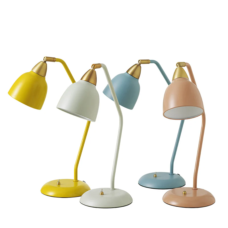 Urban 45cm Rosa skrivbordslampa från Superliving - Perfekt f&ouml;r l&auml;sning, arbete eller som en stilfull detalj i hemmet.