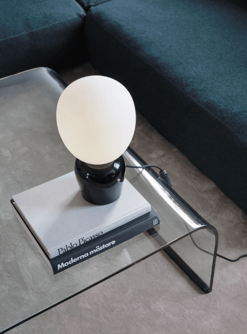 Buddy 34cm Svart bordslampa från Belid - Med sitt j&auml;mna sken och sin sofistikerade design blir Buddy en naturlig del av hemmet, en f&ouml;ljeslagare som sprider ljus och karakt&auml;r i generationer fram&aring;t.