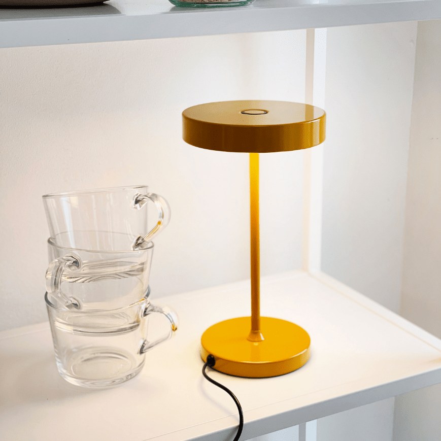 Starlight 25cm Curry bordslampa från Dyberg Larsen - Med inbyggd LED och tre ljusstyrkor, som dimras med 3-stegsdimmern p&aring; lamphuvudet, anpassar den sig enkelt efter olika behov &ndash; fr&aring;n st&auml;mningsfullt sken till fokuserat ljus.