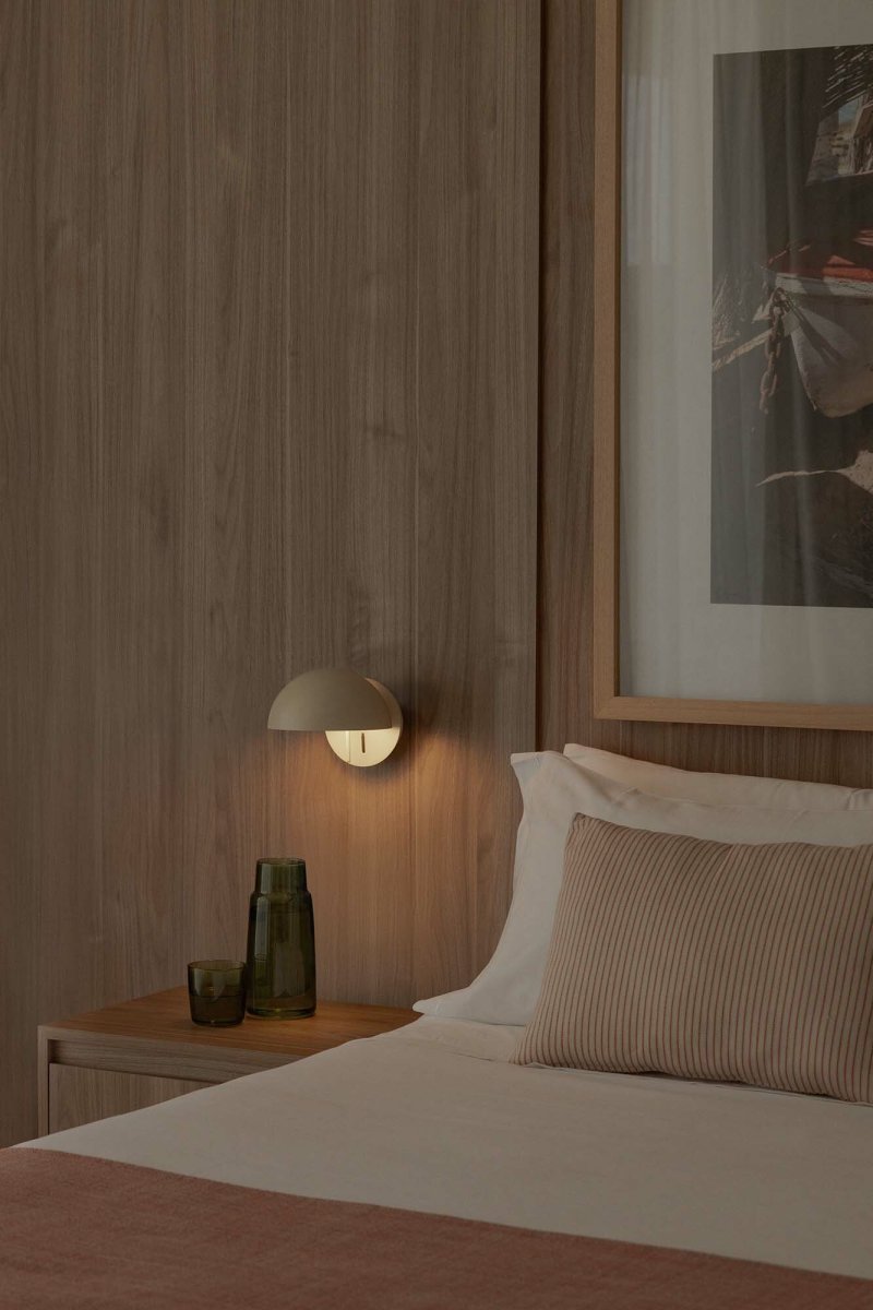 Matilda Ø17 Beige läslampa från Faro Barcelona - Matilda &auml;r en stilren v&auml;gglampa i beige, formad med rena geometriska linjer som sm&auml;lter in i alla typer av milj&ouml;er.