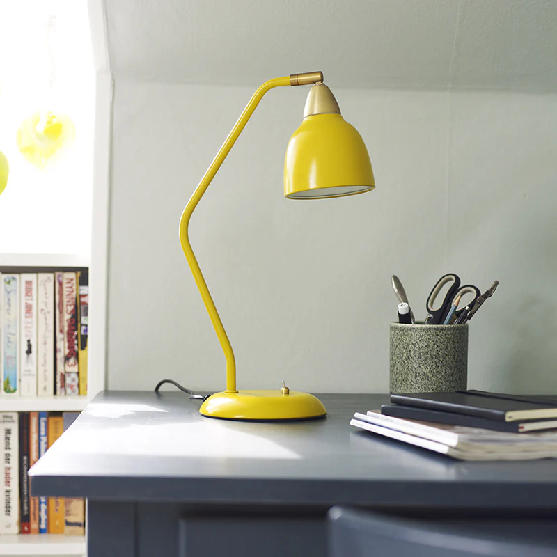 Urban 45cm Gul skrivbordslampa från Superliving - Perfekt f&ouml;r l&auml;sning, arbete eller som en stilfull detalj i hemmet.