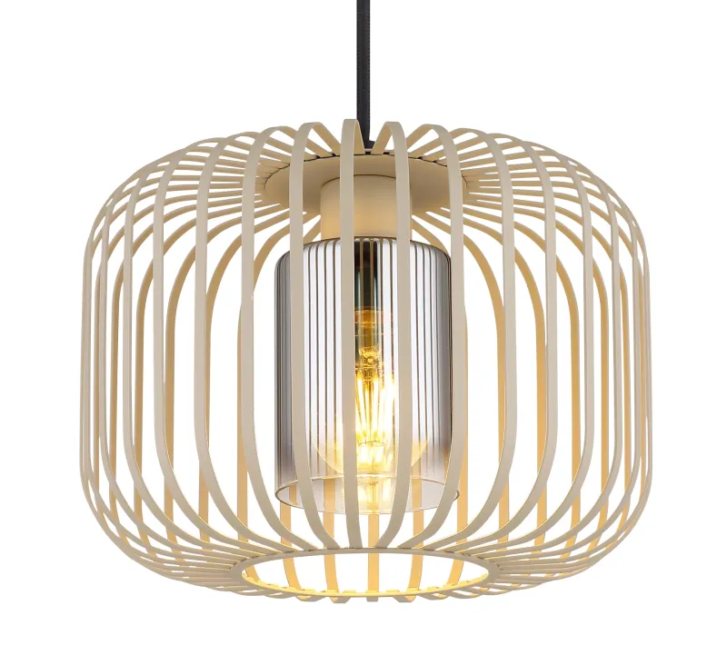 Alfred Ø28 Sand taklampa från Globo Lighting - Den &auml;r tillverkad av sandf&auml;rgad matt metall och har en mjukt rundad metalln&auml;tssk&auml;rm med en inre glascylinder, som skapar ett elegant och luftigt uttryck.
