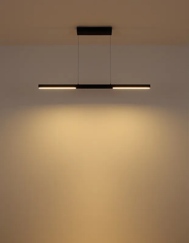 Cody 120cm Svart taklampa från Globo Lighting - Lampan &auml;r tillverkad av aluminium i en mattsvart finish som ger ett elegant och tidl&ouml;st uttryck som smidigt sm&auml;lter in i olika inredningsstilar, perfekt f&ouml;r stora matbord eller k&ouml;ks&ouml;ar.