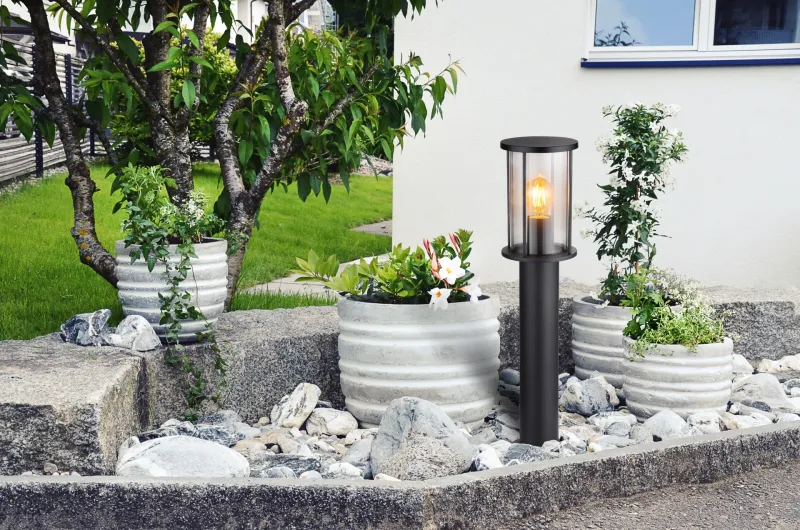 Gracey 60cm Svart pollare från Globo Lighting - Gracey &auml;r en pollare i stilren design, tillverkad av mattsvart rostfritt st&aring;l och har en r&ouml;kf&auml;rgad glassk&auml;rm.