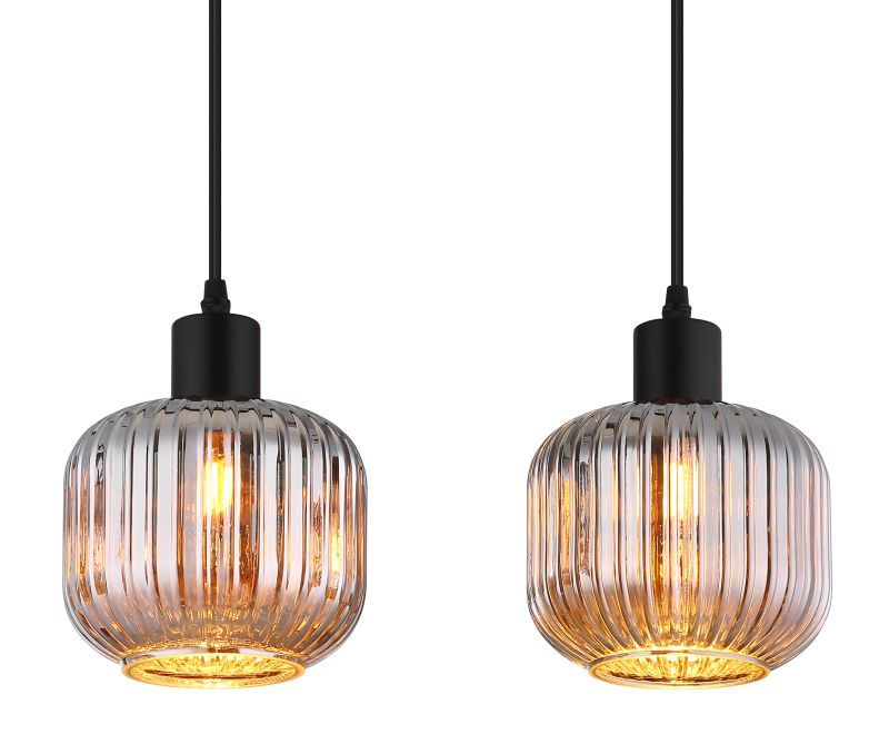 Tom 80cm Rökfärgad taklampa från Globo Lighting - Den mattsvarta metallen ger ett modernt uttryck och passar perfekt in i olika inredningsstilar.