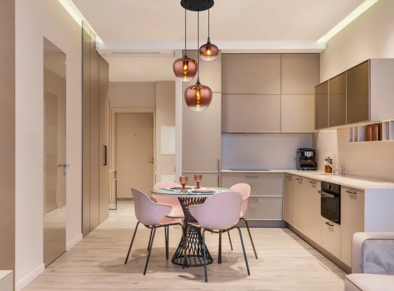 Maxy Ø48 Koppar taklampa från Globo Lighting - Den mattsvarta och krompl&auml;terade metallstommen ger lampan en modern och sofistikerad look, medan de kopparf&auml;rgade glaskuporna med en klar och tonad gradient skapar en unik ljusupplevelse.