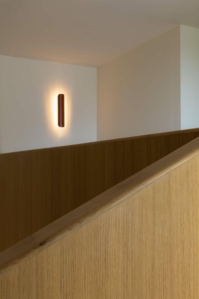 Novo 50cm Terracotta vägglampa från Faro Barcelona - Lampan &auml;r tillverkad i metall och kan monteras b&aring;de vertikalt och horisontellt, vilket g&ouml;r den flexibel f&ouml;r olika rum och behov.