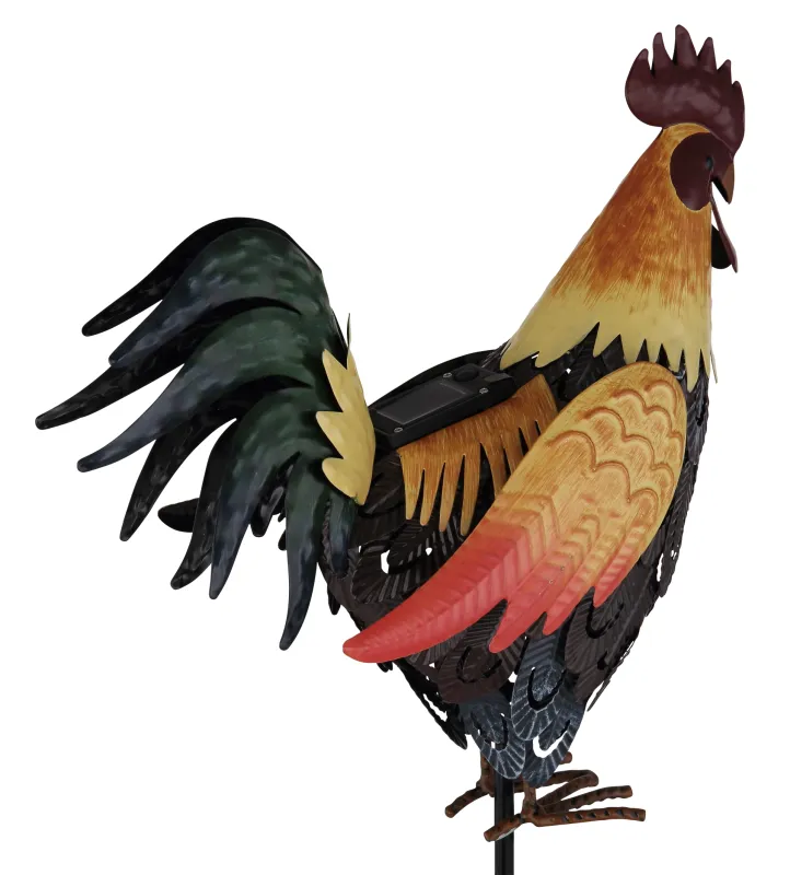 Rooster Flerfärgad solcellslampa från Globo Lighting - Den fungerar b&aring;de som en dekorativ detalj och en st&auml;mningsfull ljusk&auml;lla som ger din utomhusmilj&ouml; en hemtrevlig och lantlig karakt&auml;r.
