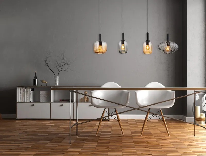 Valletta 127cm Svart taklampa från Globo Lighting - &nbsp;Den mattsvarta metallstommen ger lampan en elegant och sofistikerad karakt&auml;r, medan de fyra h&auml;ngande glaskuporna i olika former och f&auml;rger &ndash; tv&aring; i varm b&auml;rnsten och tv&aring; i r&ouml;kf&auml;rgat glas &ndash; skapar en unik och levande ljusbild.