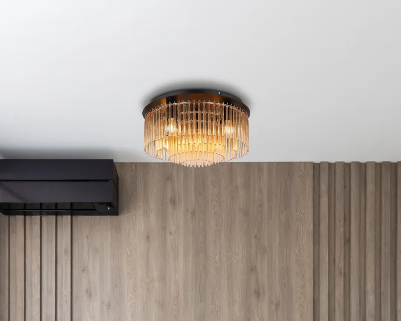 Gorley Ø50 Amber plafond från Globo Lighting - Dess design imponerar med en stilfull kombination av mattsvart metall och dekorativa stavar i klart och amberf&auml;rgat glas.