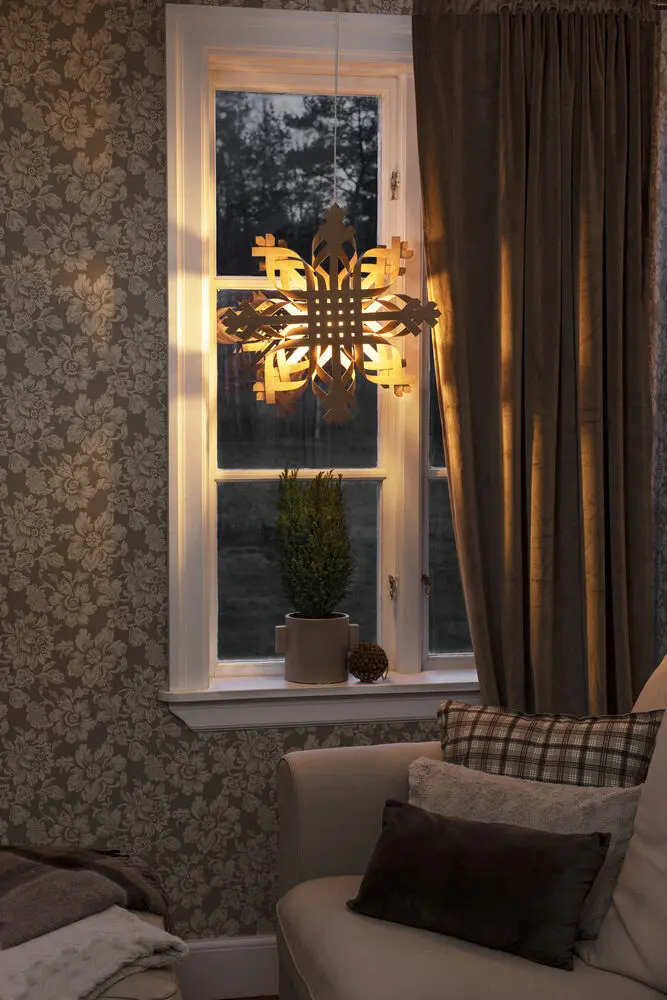 Pappersstjärna Ø50 Brun från Konstsmide - En stilren kombination av traditionellt hantverk och modern form som lyser upp vinterm&ouml;rkret med v&auml;rme och karakt&auml;r.