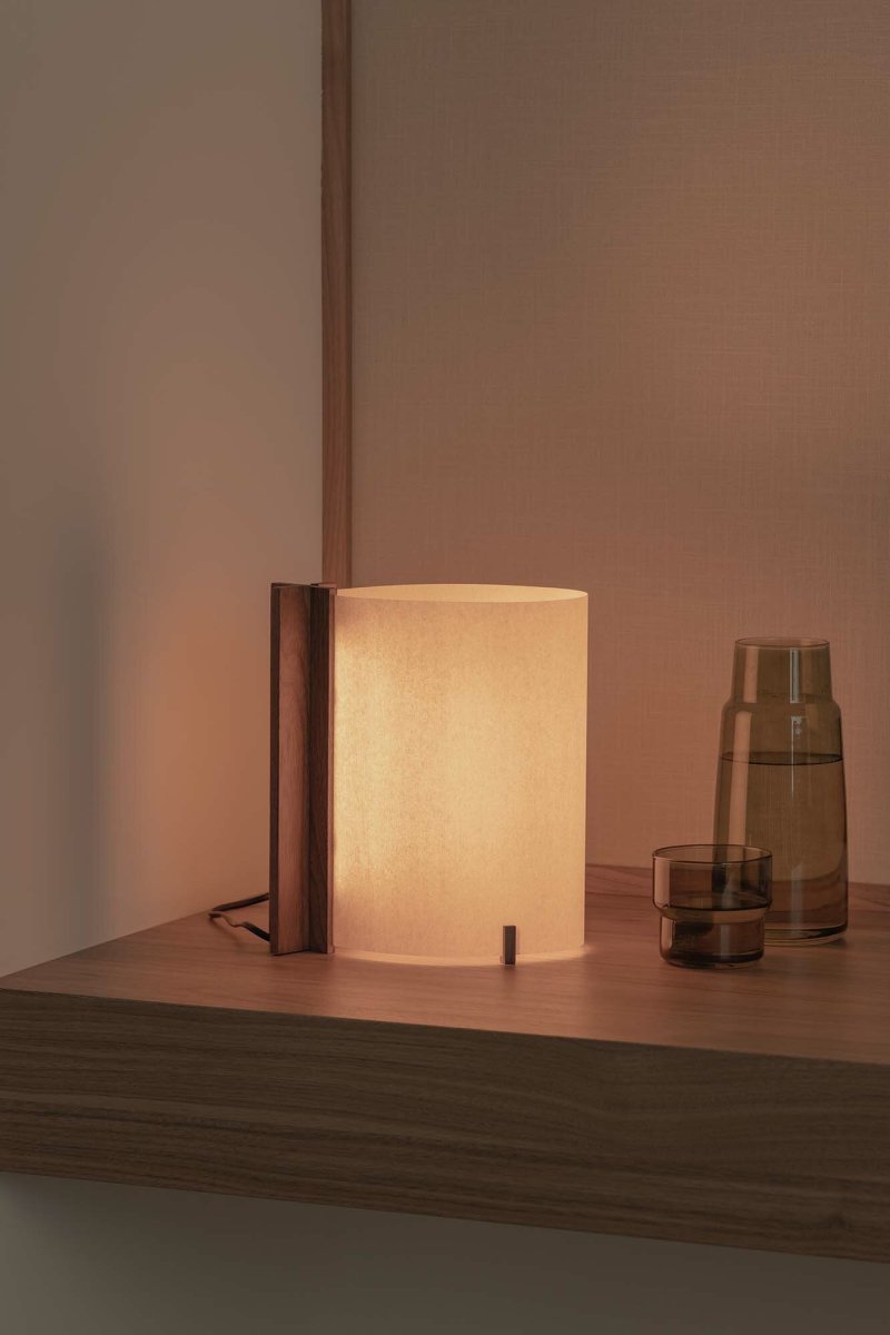 Cata 25cm Valnöt bordslampa från Faro Barcelona - Lampan &auml;r tillverkad av certifierat, h&aring;llbart tr&auml; och levereras i en smart flat-pack-design som minimerar b&aring;de f&ouml;rvaringsutrymme och milj&ouml;p&aring;verkan vid transport.