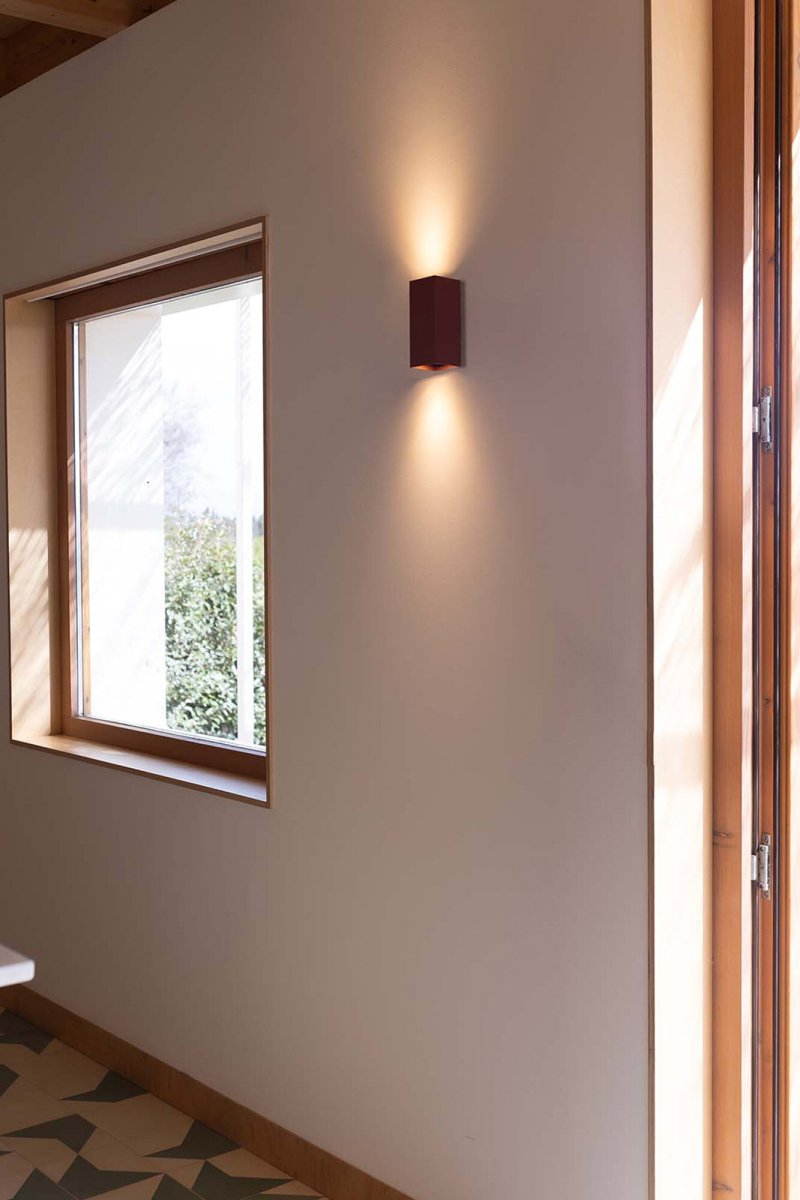 Lune 15cm Terracotta räfflad vägglampa från Faro Barcelona - Lune &auml;r en v&auml;gglampa med kvadratisk form och r&auml;fflad finish i terracotta, perfekt f&ouml;r hallar och genomg&aring;ngsutrymmen.
