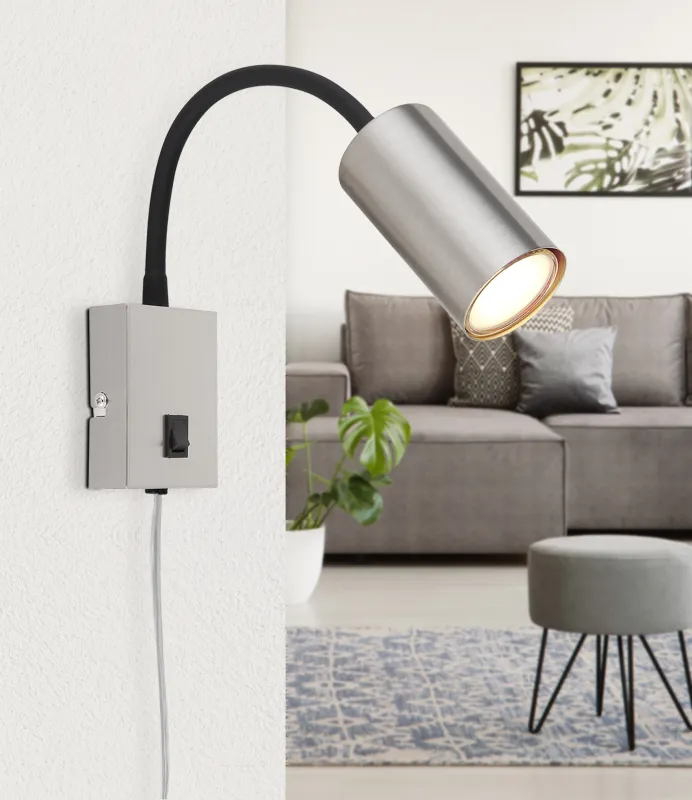 Robby Nickel läslampa från Globo Lighting - Robby &auml;r en klassisk, kompakt v&auml;gglampa tillverkad i svart plast och matt nickelmetall, vilket ger en stilren och modern look.