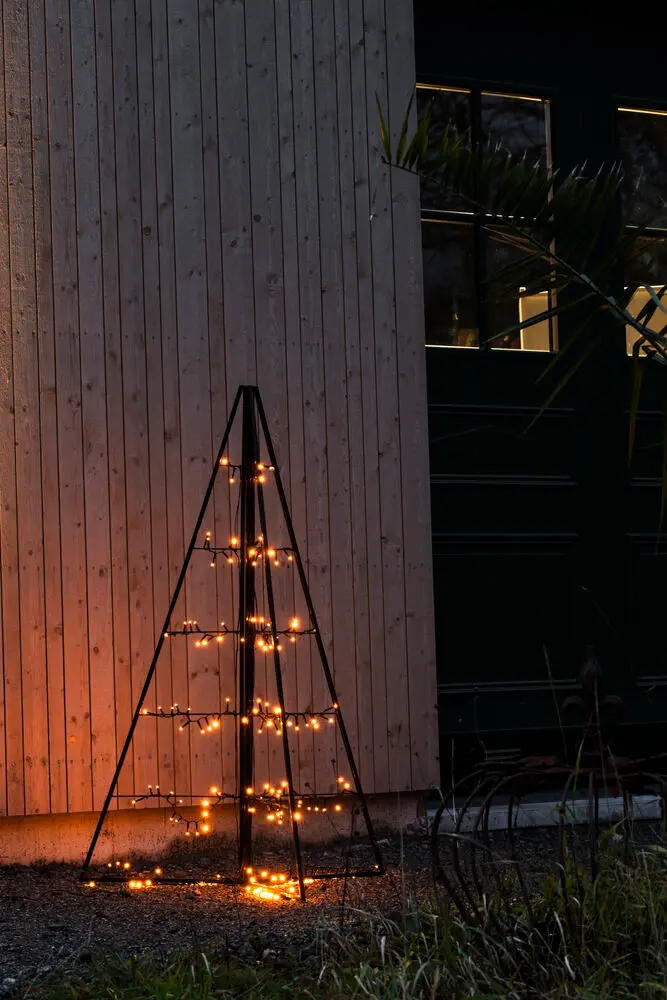 Metalldekoration pyramid 120cm Svart från Konstsmide - Med 171 varma amberf&auml;rgade LED-lampor sprider den ett elegant sken och skapar en magisk atmosf&auml;r.