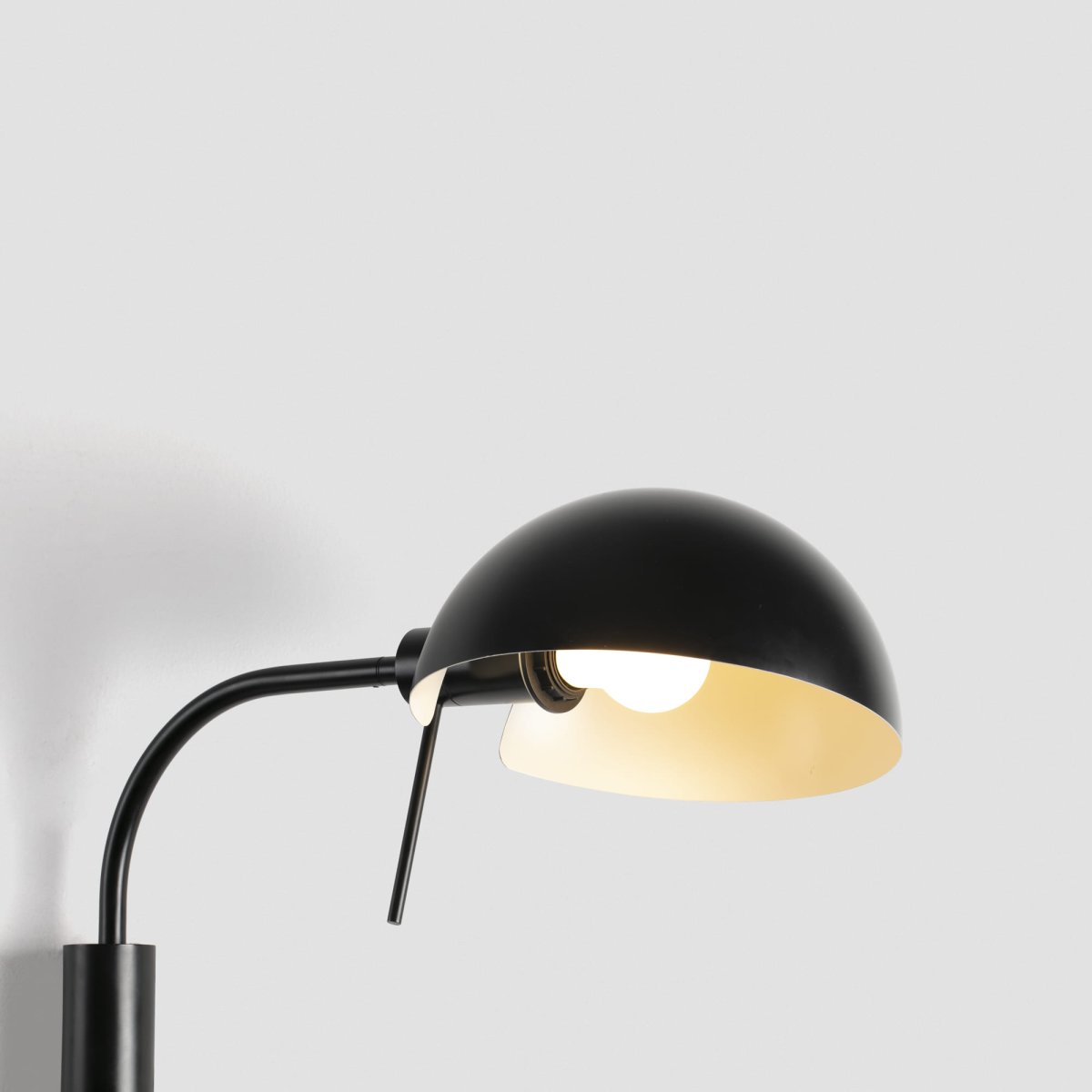 Dominica 50cm Svart vägglampa från Faro Barcelona - Inspirerad av den estetiska r&ouml;relsen i Chicago mellan 1900 och 1940, utstr&aring;lar den b&aring;de autenticitet och elegans.