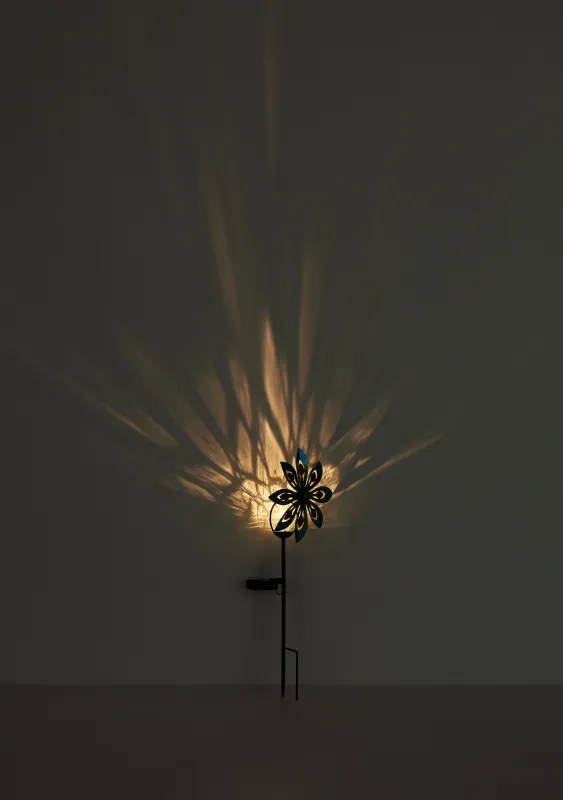 Wind Silver solcellslampa från Globo Lighting - De dekorativa bladen i silverfinish roterar med vinden och skapar en vacker r&ouml;relse, medan den inbyggda solcellsbelysningen lyser upp i m&ouml;rkret f&ouml;r en magisk effekt.