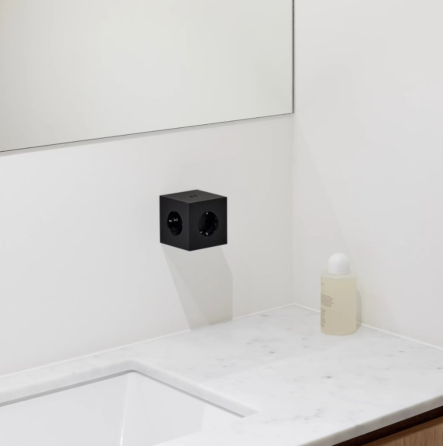 Square 2 Socket extender with 30W Dual USBC Svart från Avolt - Uttagsf&ouml;rl&auml;ngare fr&aring;n Avolt med en stilren design med en kub i &aring;tervunnen plast och en magnetplatta i botten f&ouml;r att kunna h&auml;ngas upp p&aring; v&auml;ggen.