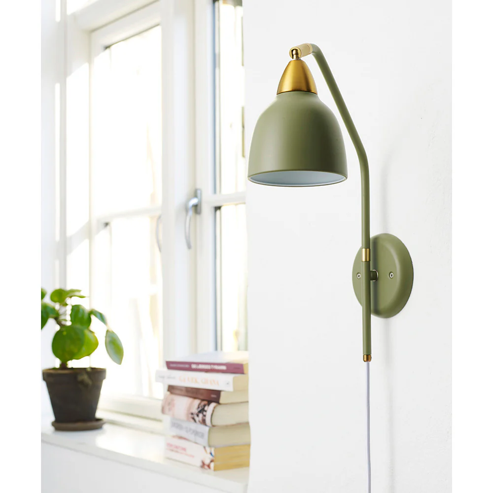 Urban 40cm Olivgrön vägglampa från Superliving - Med en roterbar arm och en sk&auml;rm som kan vridas hela 345&deg; ger lampan en flexibel och anpassningsbar belysning f&ouml;r alla behov.