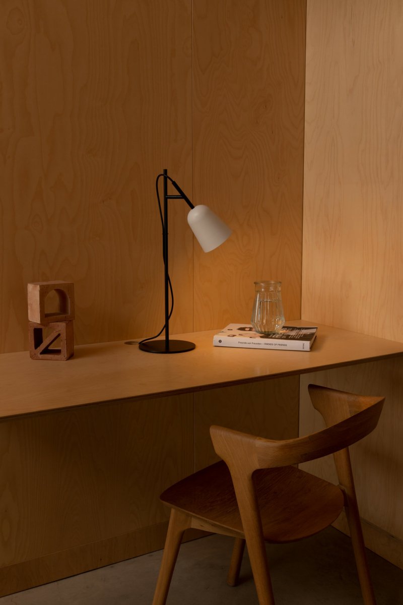 Studio 55cm Vit skrivbordslampa från Faro Barcelona - Lampans signum &auml;r den dekorativa kabelkl&auml;mman formad som en tr&auml;dgren, en unik detalj som tillf&ouml;r karakt&auml;r.