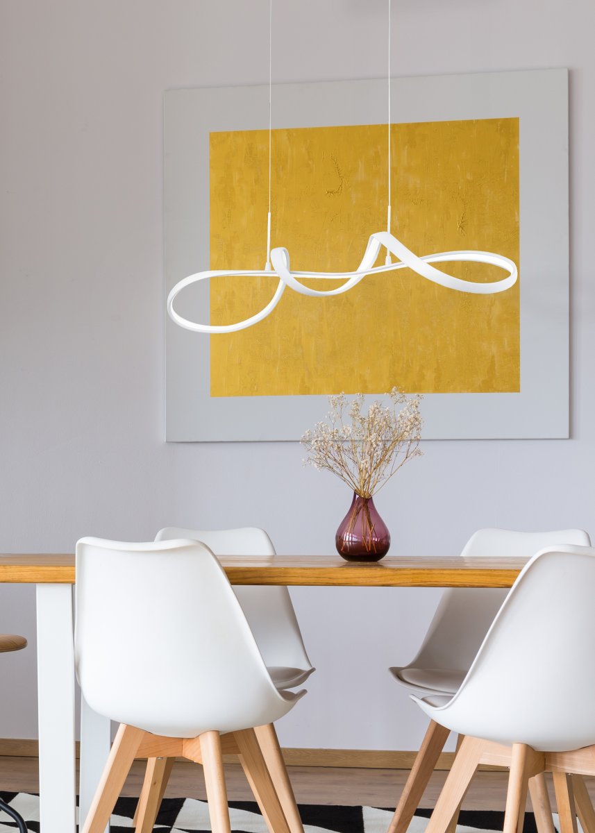 Perugia 80cm Vit taklampa från Trio Lighting - Perugia &auml;r en unik takpendel med sv&auml;ngd, i&ouml;gonfallande design som blir en stils&auml;ker mittpunkt i ditt hem &ndash; &auml;ven n&auml;r den &auml;r sl&auml;ckt.