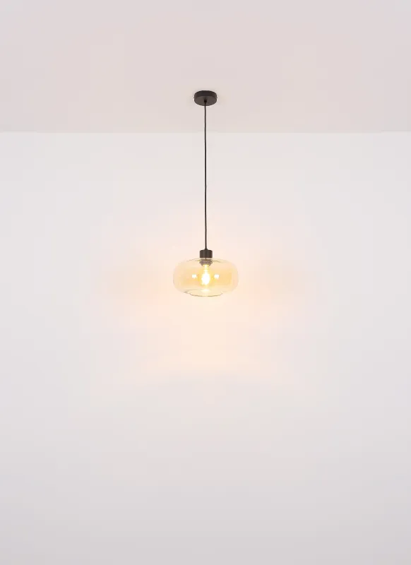 Giuseppe Ø28 Amber taklampa från Globo Lighting - Lampan &auml;r tillverkad av svart metall och har en vackert formad b&auml;rnstensf&auml;rgad glassk&auml;rm.
