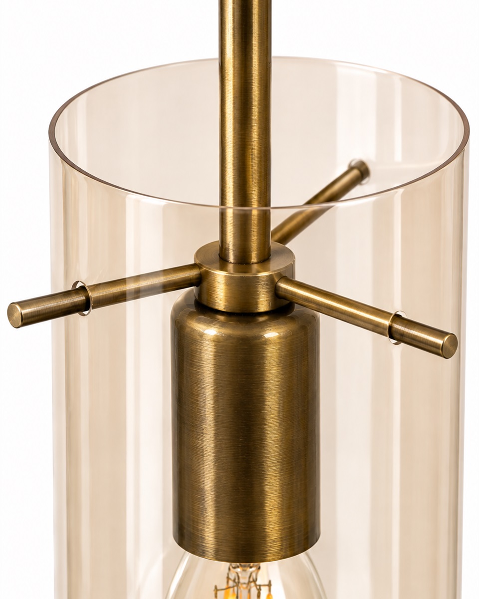 Cilinda Ø7 Mässing/amber fönsterlampa från Nordic Lighting - Det ambertonade glaset skapar en fin ljusspridning och i kombination med de antika m&auml;ssingdetaljerna blir det en snygg inredningsdetalj.