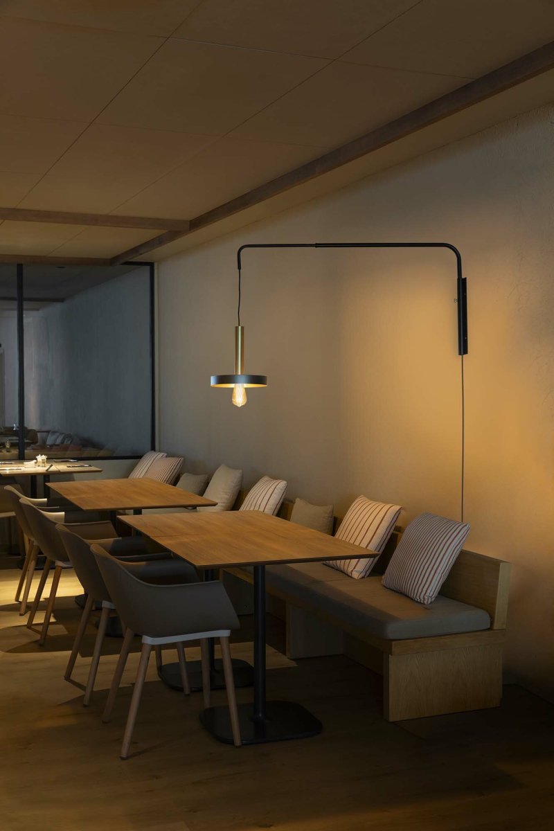 Whizz 70cm Svart vägglampa från Faro Barcelona - Whizz &auml;r en designserie av Christoph Friedrich Wagner som kombinerar modern estetik med exklusiva materialval.
