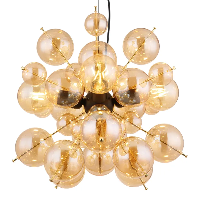 Udo Ø50 Amber taklampa från Globo Lighting - Lampans sk&auml;rm best&aring;r av vackra glasklot i en varm b&auml;rnstensf&auml;rg, vilket skapar en mjuk och inbjudande ljusst&auml;mning med ett bl&auml;ndfritt, harmoniskt sken.