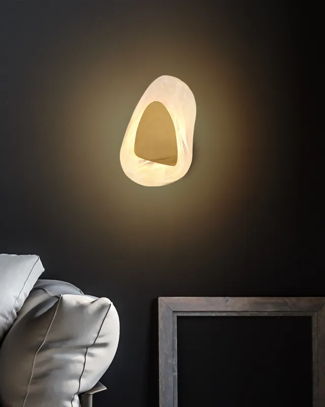 Dorsey 32cm Guld vägglampa från Globo Lighting - Dorsey v&auml;gglampa f&ouml;rtrollar med sin unika molnformade design och skapar en harmonisk atmosf&auml;r i varje rum.