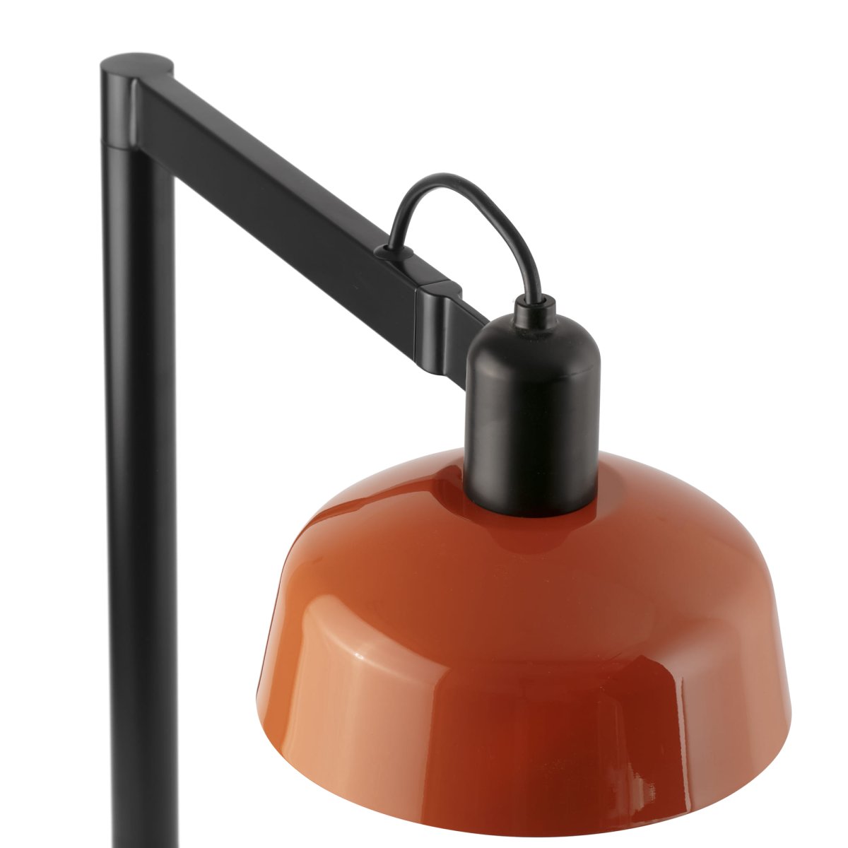Tatawin 58cm Rödorange skrivbordslampa från Faro Barcelona - Med sin arkitektoniska silhuett och rena kontraster blir Tatawin en dekorativ ljuspunkt med b&aring;de stil och ber&auml;ttelse.