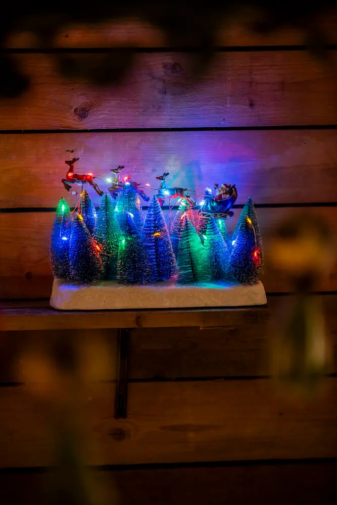 Tomte med släde 22cm Flerfärgad från Konstsmide - Juldekoration med tomte i sl&auml;de som flyger &ouml;ver sn&ouml;iga granar.
