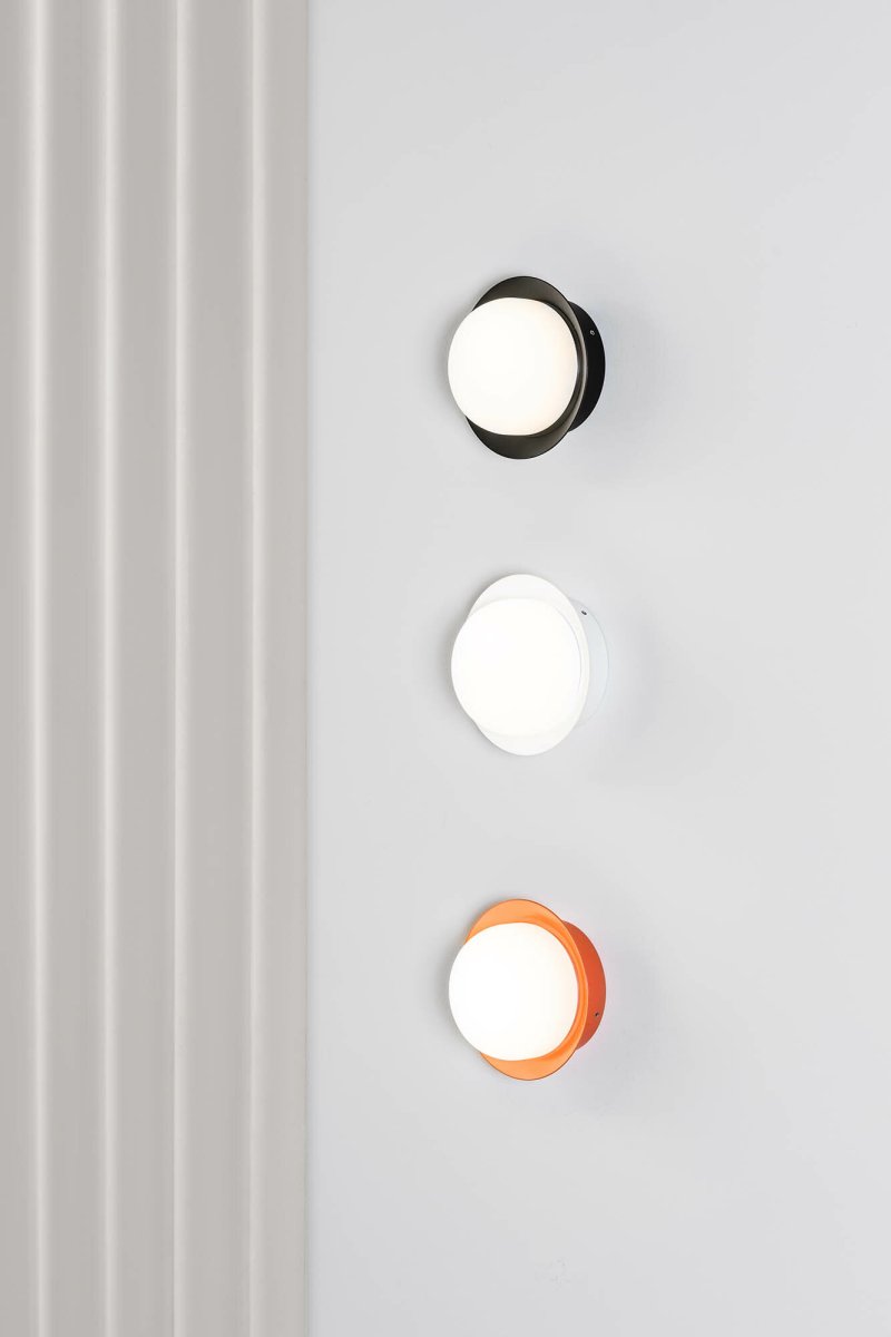 May Ø12 Svart badrumslampa från Faro Barcelona - May &auml;r en rund och stilren lampa designad av Faro Lab, som kan monteras b&aring;de p&aring; v&auml;gg och i tak.