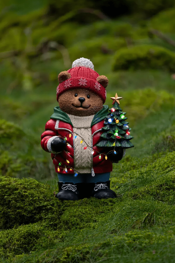 Stor Teddybjörn 66cm Flerfärgad från Konstsmide - Sprid julgl&auml;dje med denna charmiga teddybj&ouml;rn i vinterkl&auml;der!